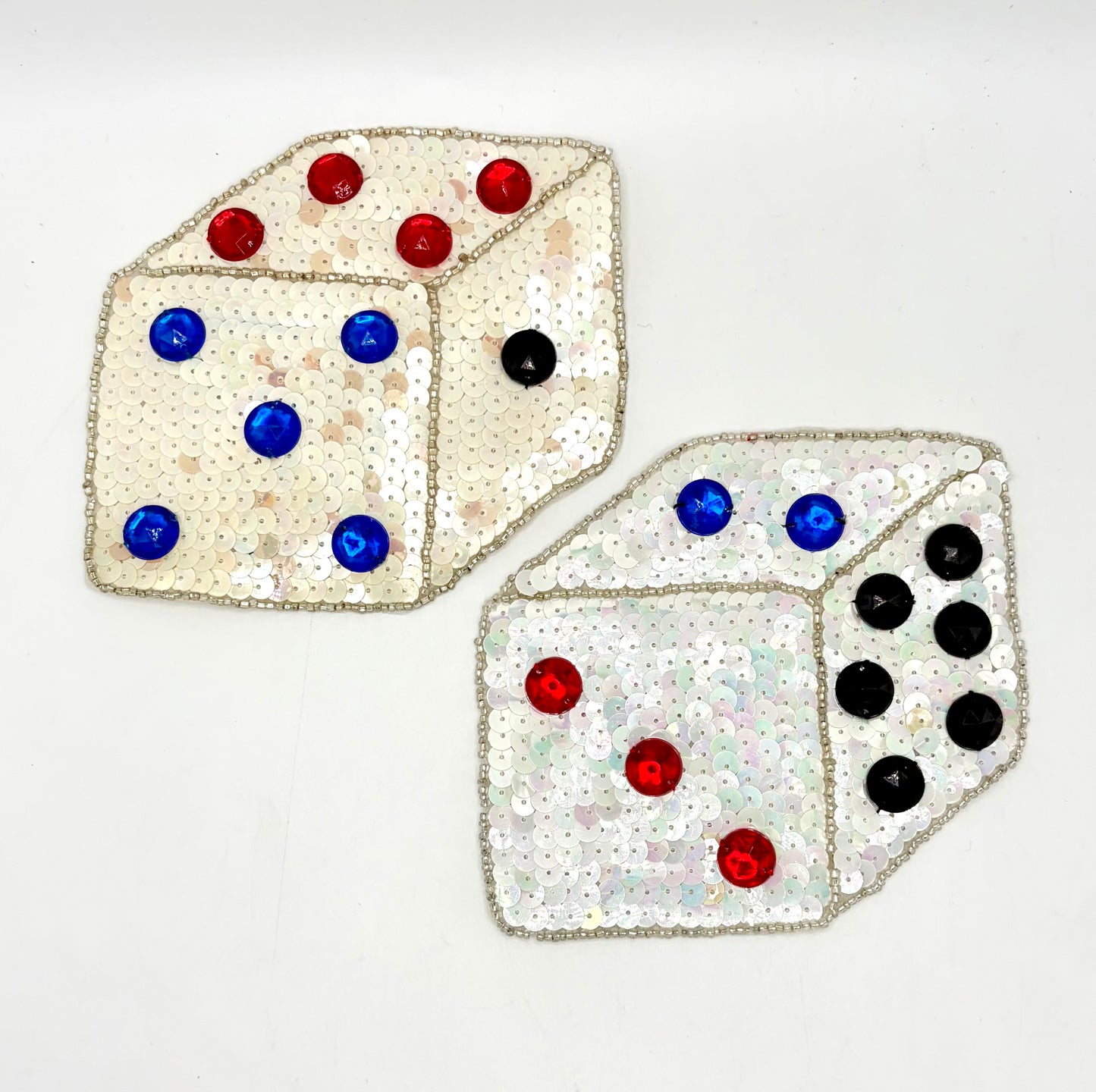 Par de dados iridiscentes de lentejuelas blancas con cuentas y piedras acrílicas multicolores de 12.06 cm x 11.43 cm