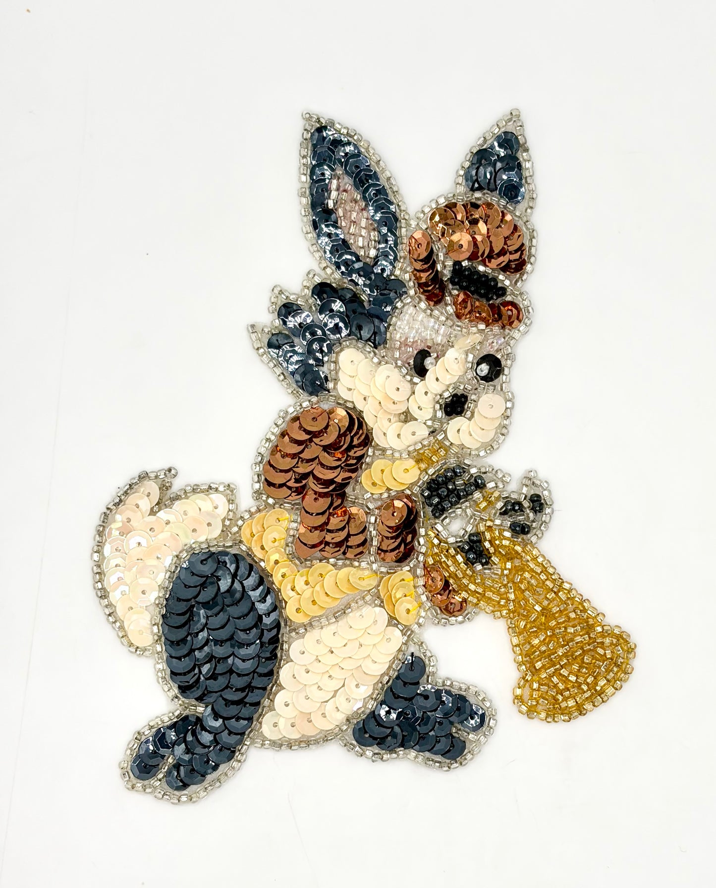 Conejo con sombrero bombín tocando una trompa con lentejuelas y cuentas de varios colores 5.5" x 4"