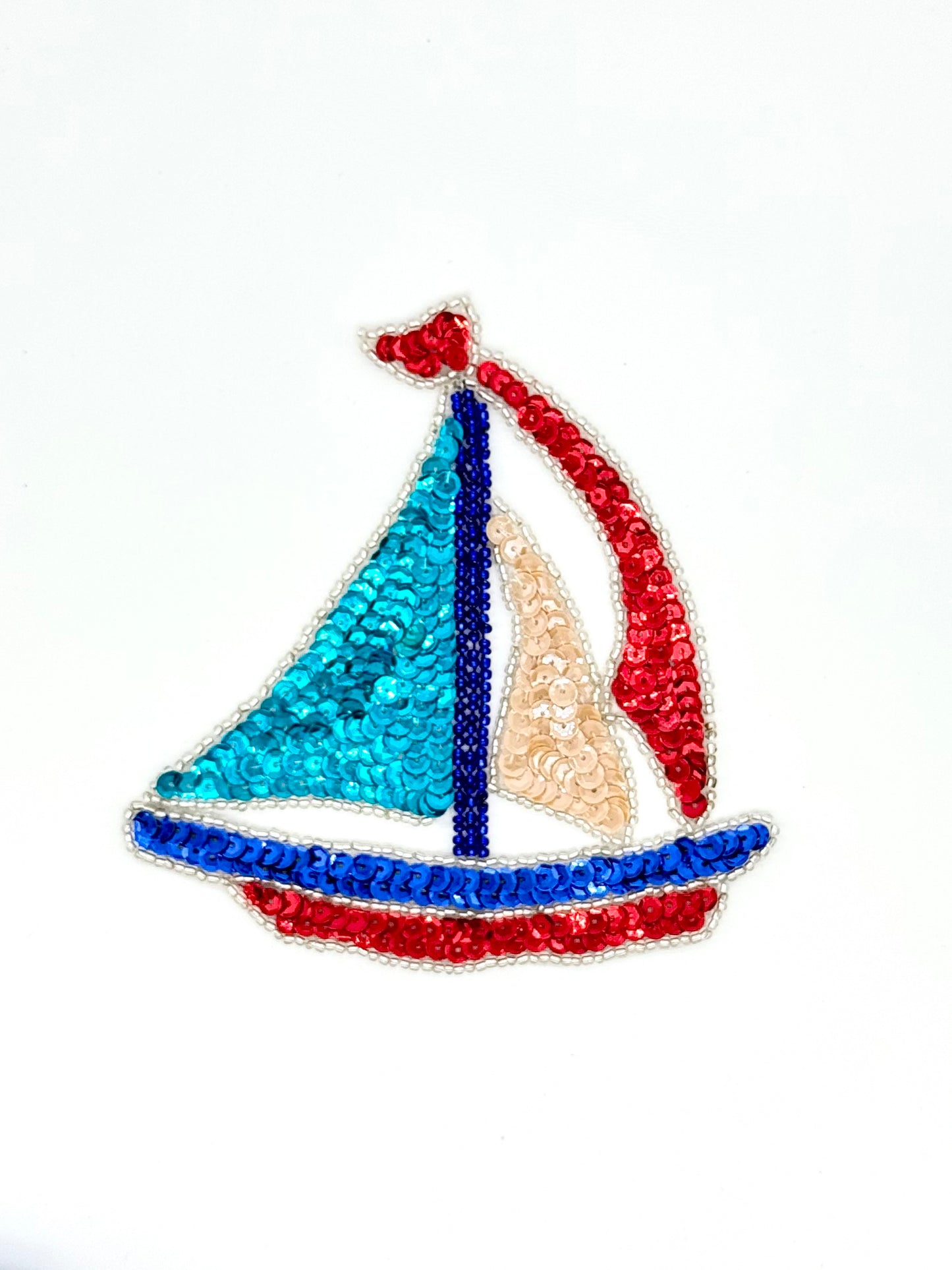 Velero - Lentejuelas Turquesa/Beige/Rojas en las Velas - Cuentas Azules 5" x 4.5"