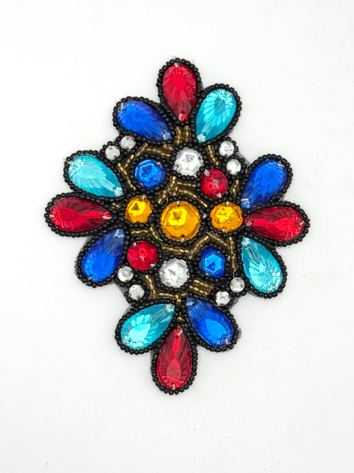 Diseño de oro con piedras multicolor y pedrería 4.5" X 3.75"