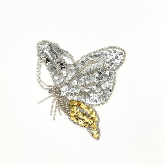 Mariposa con Lentejuelas Plateadas y Doradas y Cuentas Plateadas 4.5" x 4.25"