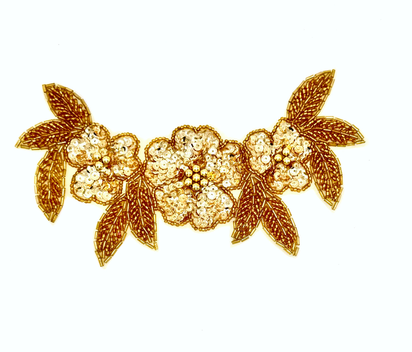 Adorno floral con lentejuelas y abalorios dorados 7” x 4”