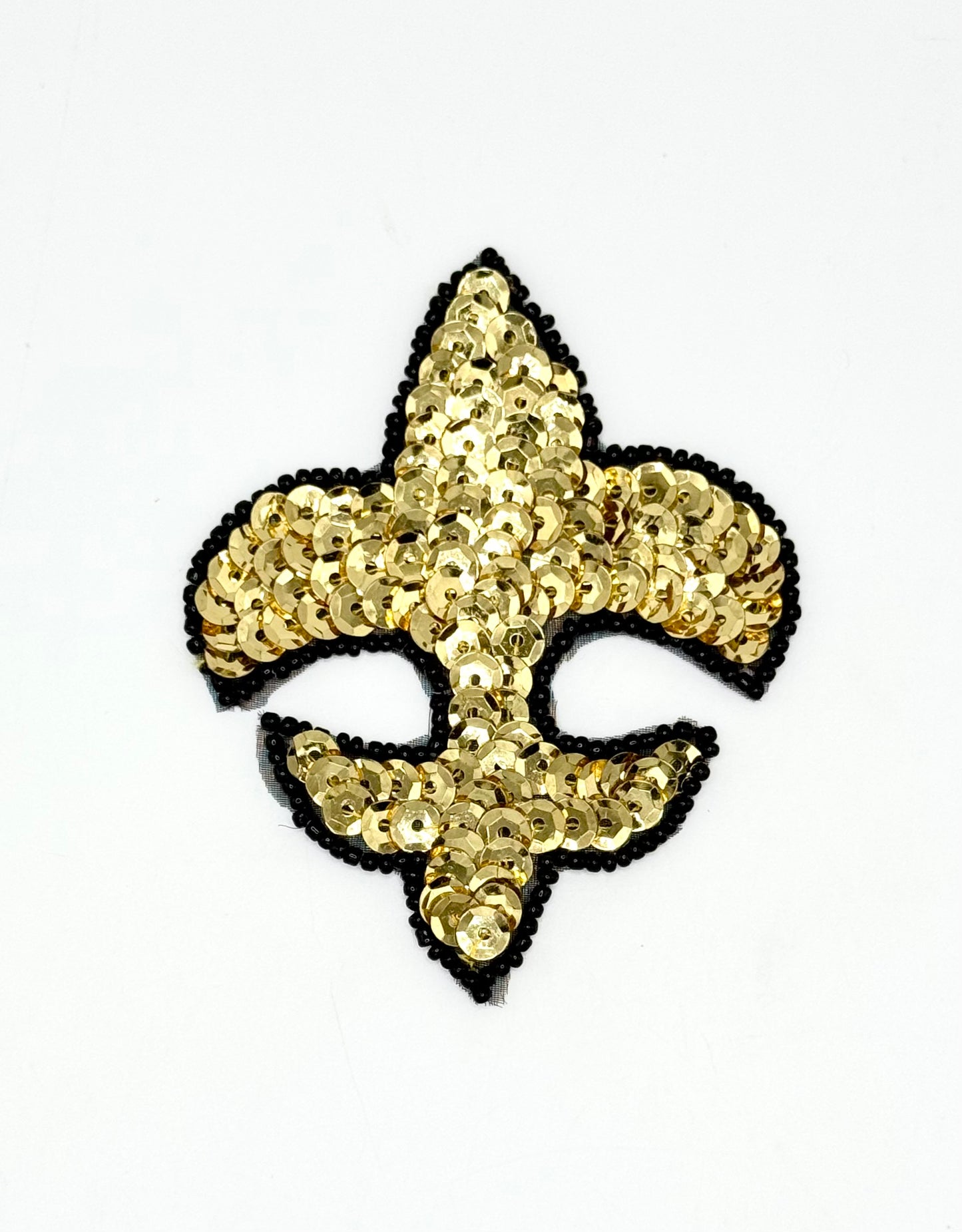 Flor de lis con lentejuelas doradas y cuentas negras 3.5" x 2.75"