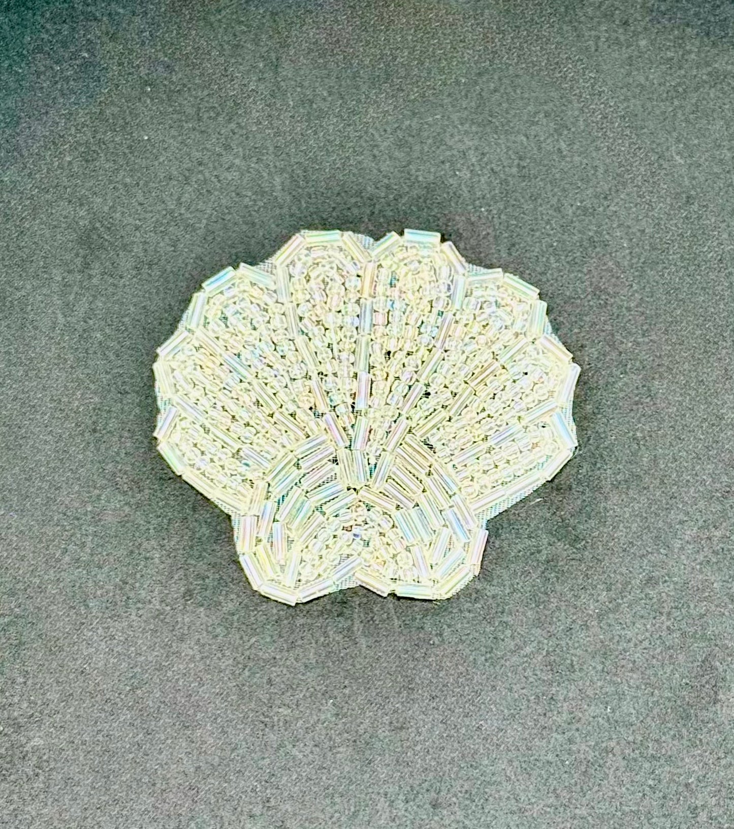 Concha con cuentas de vidrio iridiscente 2.25" x 1.75"
