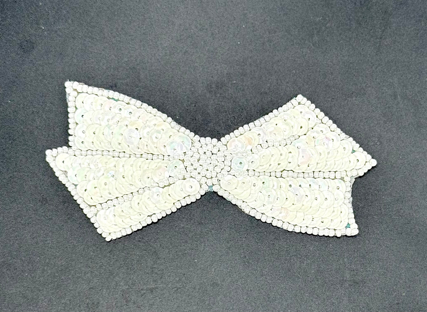 Lazo - Lentejuelas blancas chinas y cuentas blancas 3.75" x 2"