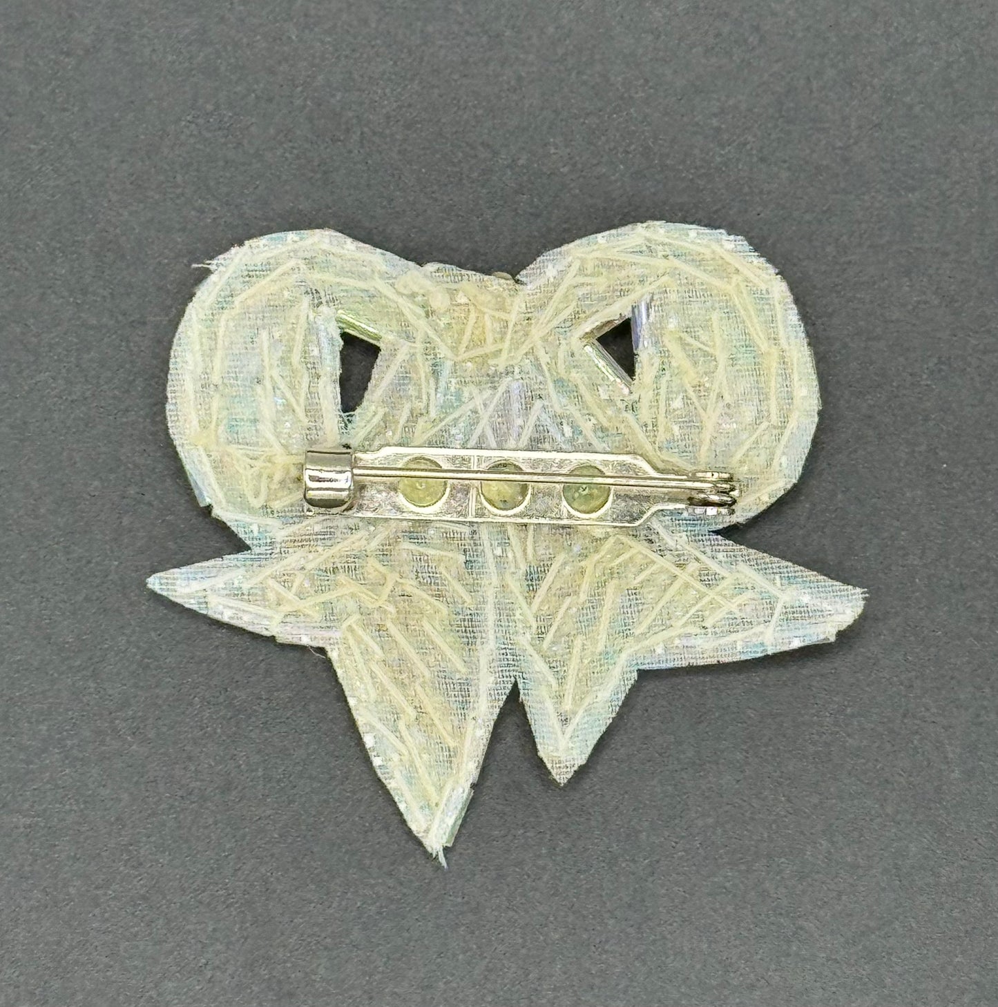Lazo con lentejuelas iridiscentes y cuentas de cristal de 5 cm x 4.4 cm