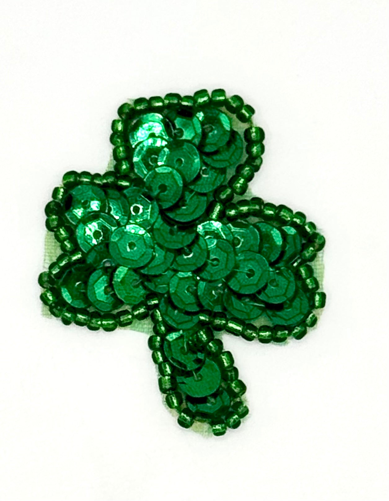 Trébol de tres hojas con lentejuelas verdes y cuentas de vidrio de 4.1 cm x 3.2 cm