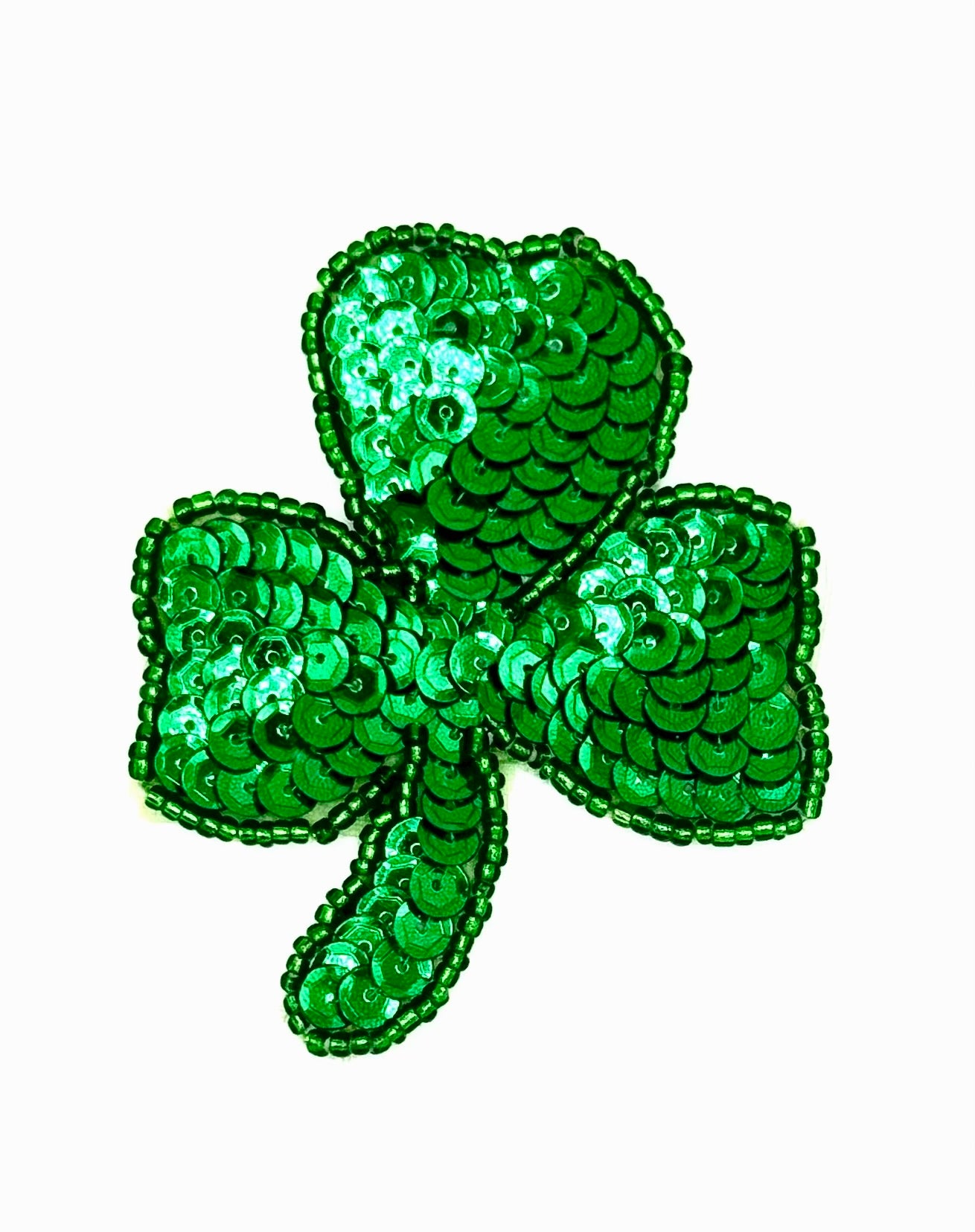 Trébol de tres hojas con lentejuelas y cuentas verdes