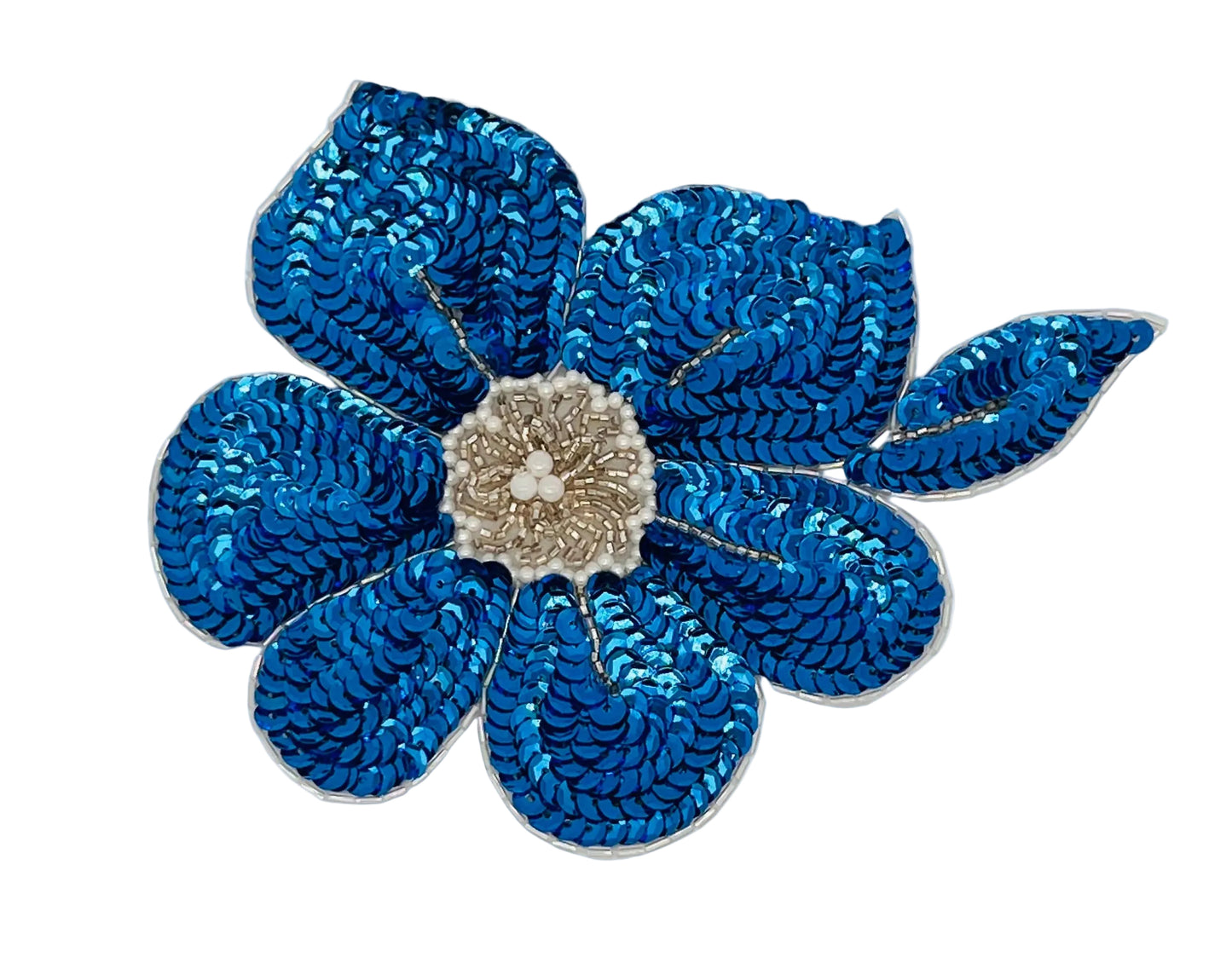 Flor con lentejuelas azules y cuentas plateadas y blancas 7" x 5.75"