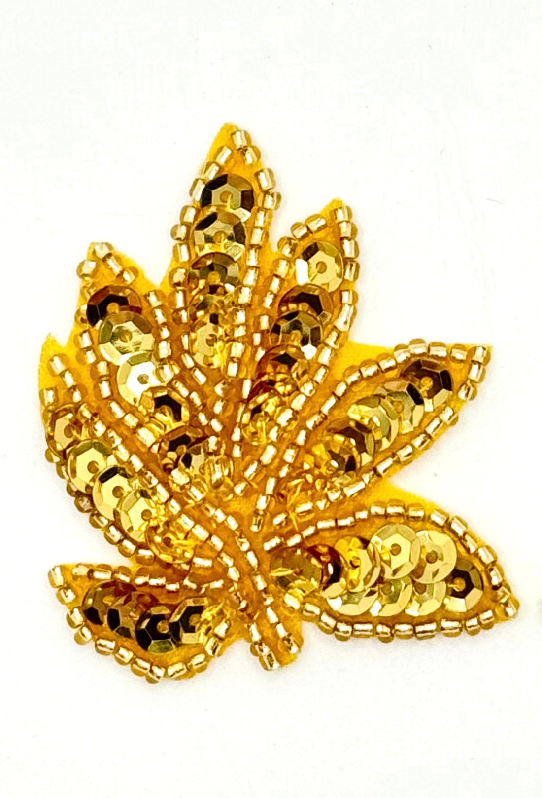 Par de Hojas con Lentejuelas Doradas y Cuentas 2.25” x 2”