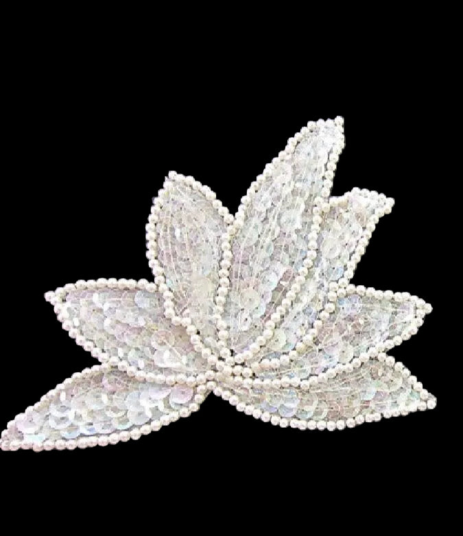 Hoja con Lentejuelas Iridiscentes y Cuentas Blancas 4" x 5"
