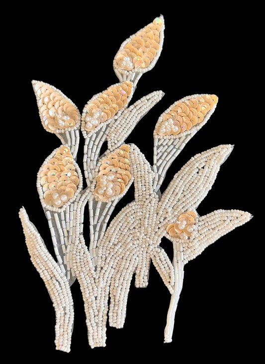 Flor de Cala con lentejuelas y abalorios beige y blancos de 6.5" x 8.5"