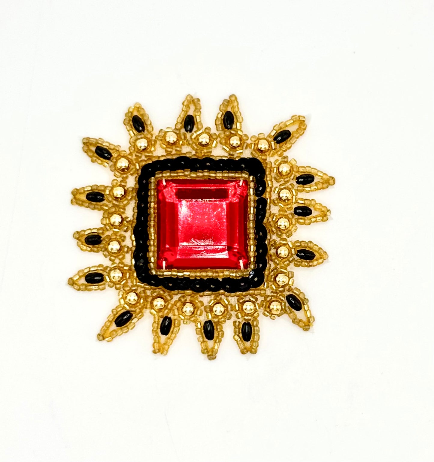 Acento de diseñador - Cuentas de oro y negras - Lentejuelas negras - Centro de piedra roja de 7.6 cm