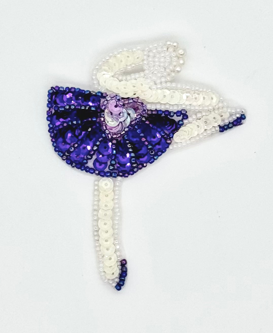 Bailarina con lentejuelas moradas y abalorios blancos 3.75" x 2.75"
