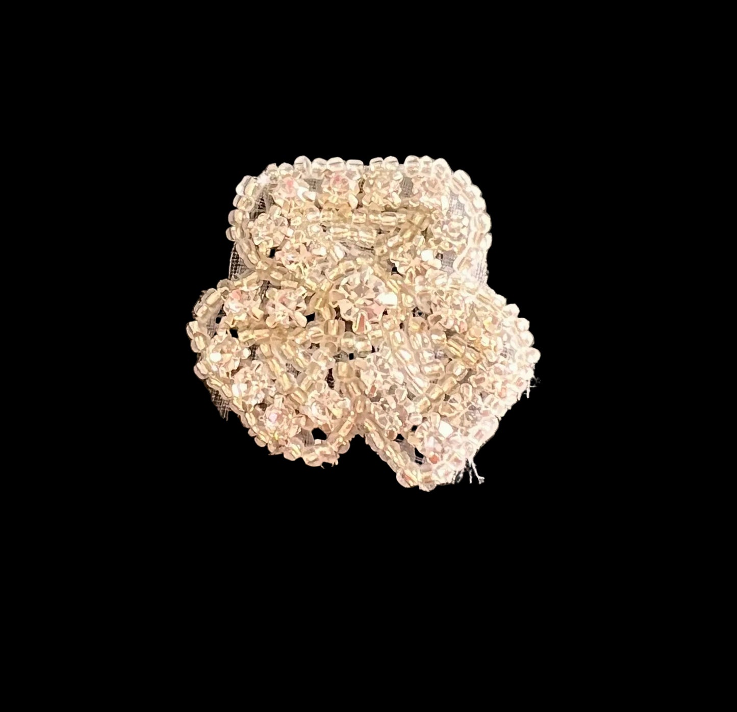 Flor con tres hojas, cuentas plateadas y pedrería 1.5"