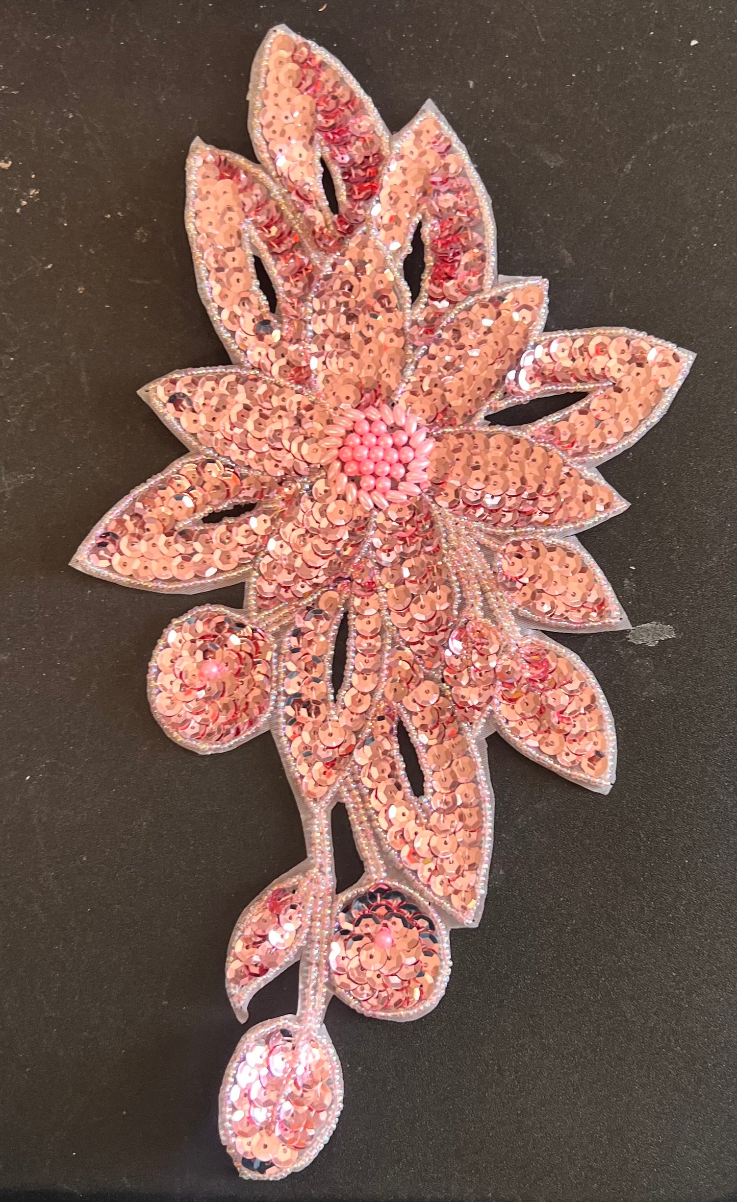 Flor con lentejuelas y cuentas rosas 29,2 cm x 16,5 cm