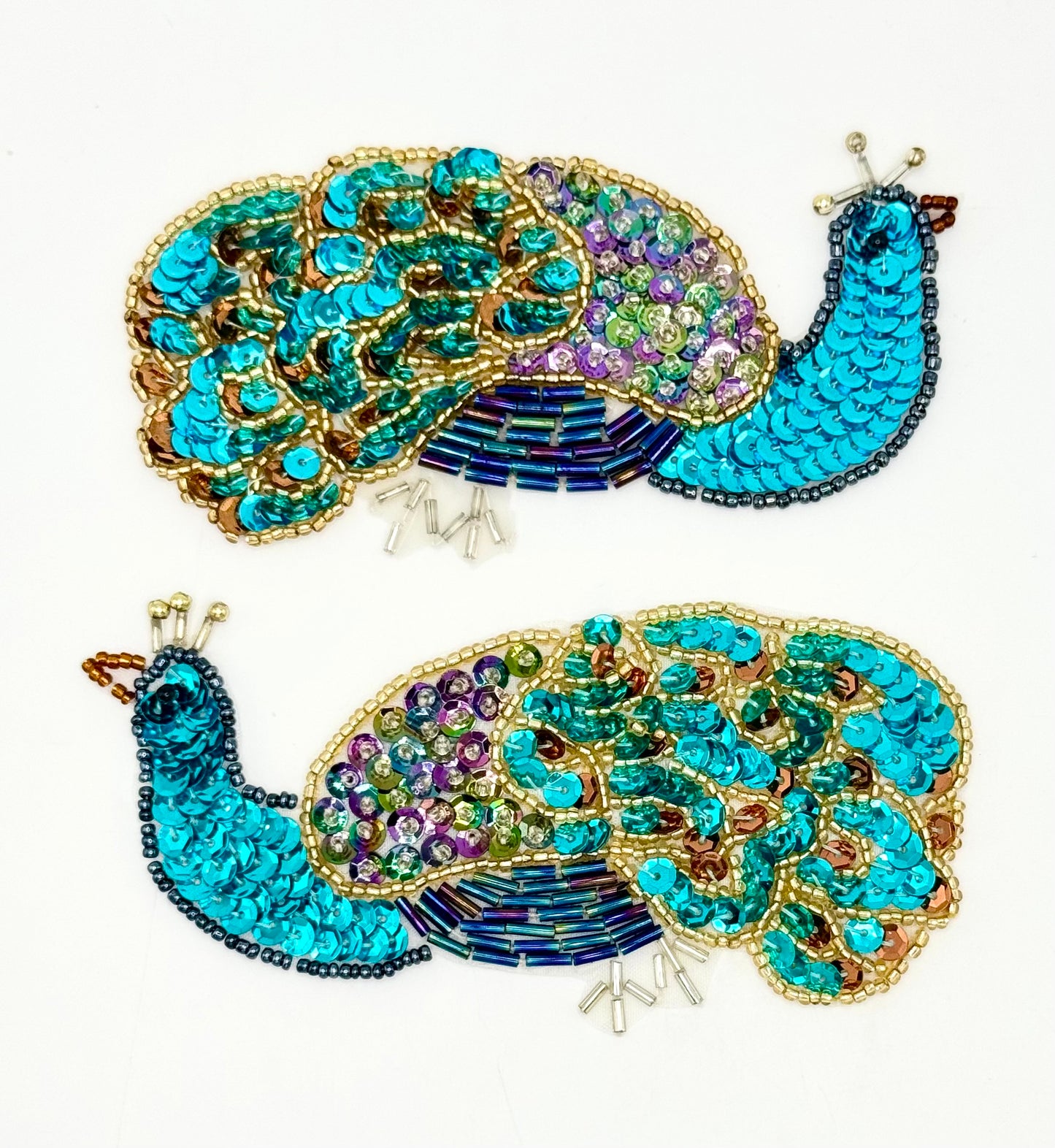 Par de espejos de pavo real - Lentejuelas y abalorios multicolores - 4.5" x 2.25" cada lado