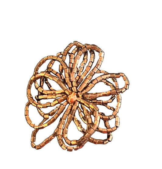 Flor de bronce con cuentas y centro tipo perla de 5 cm