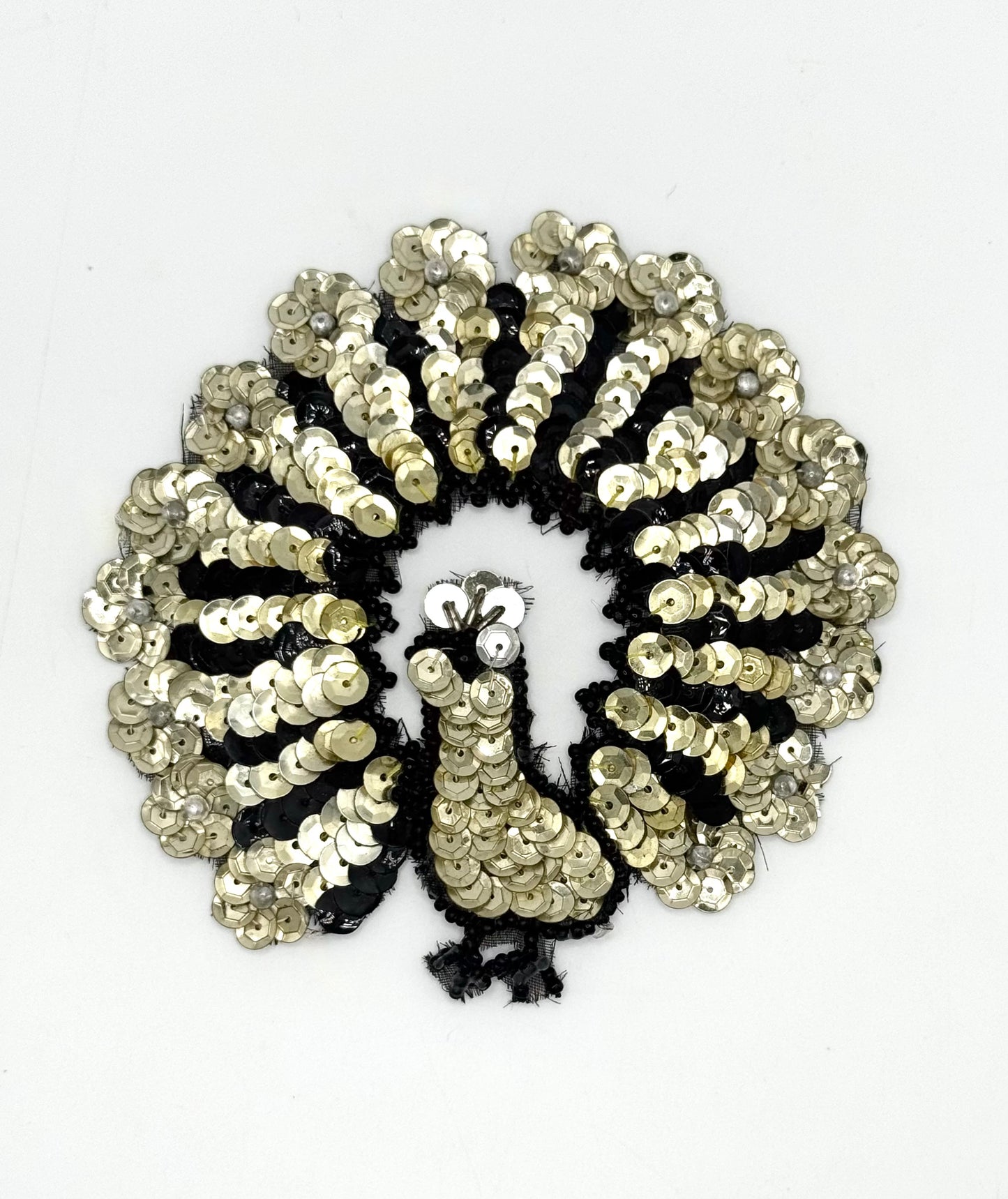 Pavo real de lentejuelas vintage - Lentejuelas negras y doradas - Cuentas negras - 4.5" x 4.5"