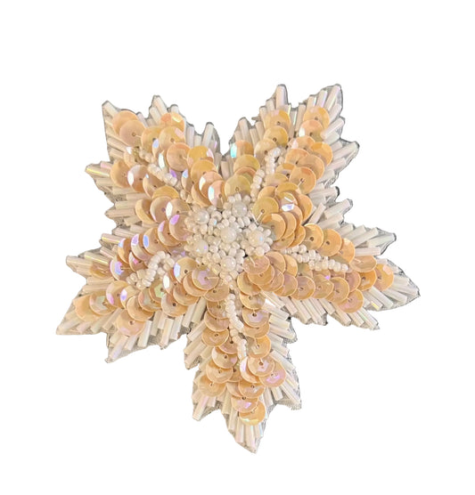 Flor Beige con Perlas y Cuentas Blancas de 3.25"