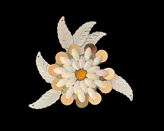 Flor con lentejuelas plateadas y doradas y cuentas blancas con un strass central dorado de 3" x 3"