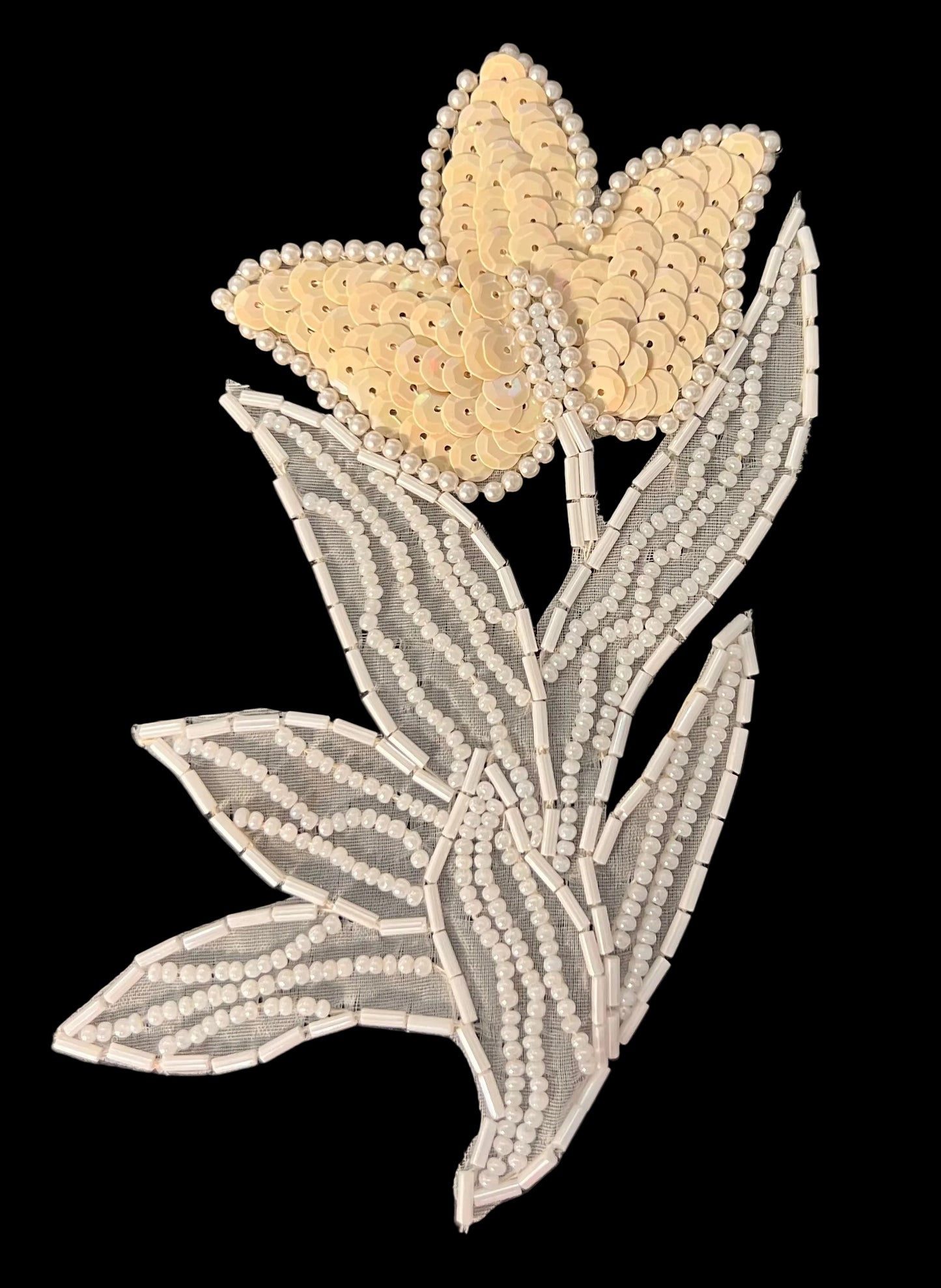 Flor con Lentejuelas Crema Clara y Cuentas Blancas 10 x 15 cm