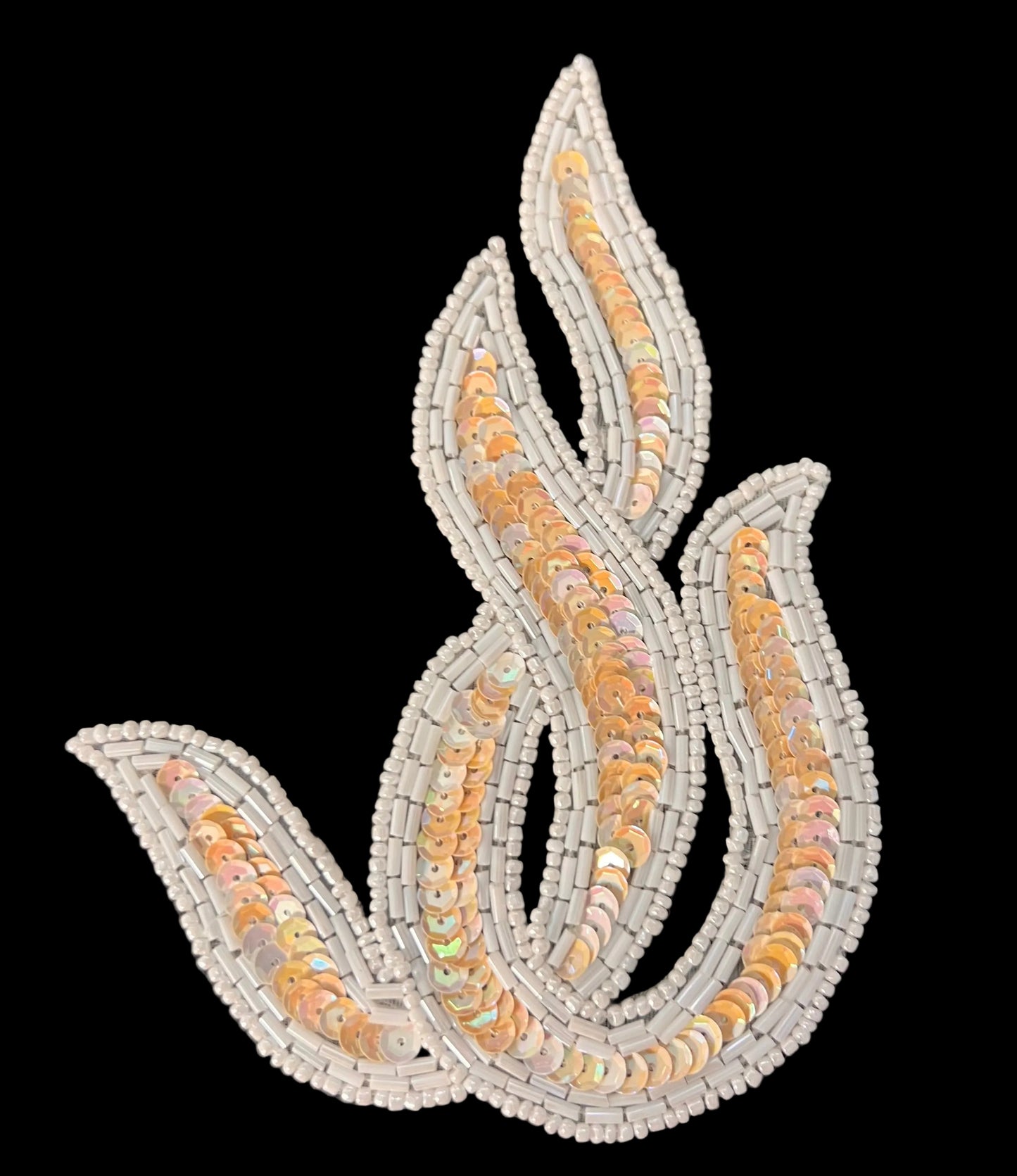 Remolino de hojas con lentejuelas y cuentas beige y blancas de 15,2 cm x 14 cm
