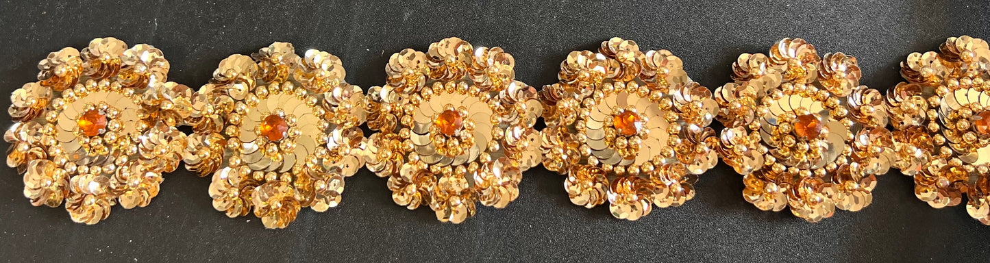 Flor dorada con lentejuelas en relieve y diamantes de imitación dorados de 2.25"