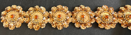 Flor dorada con lentejuelas en relieve y diamantes de imitación dorados de 2.25"