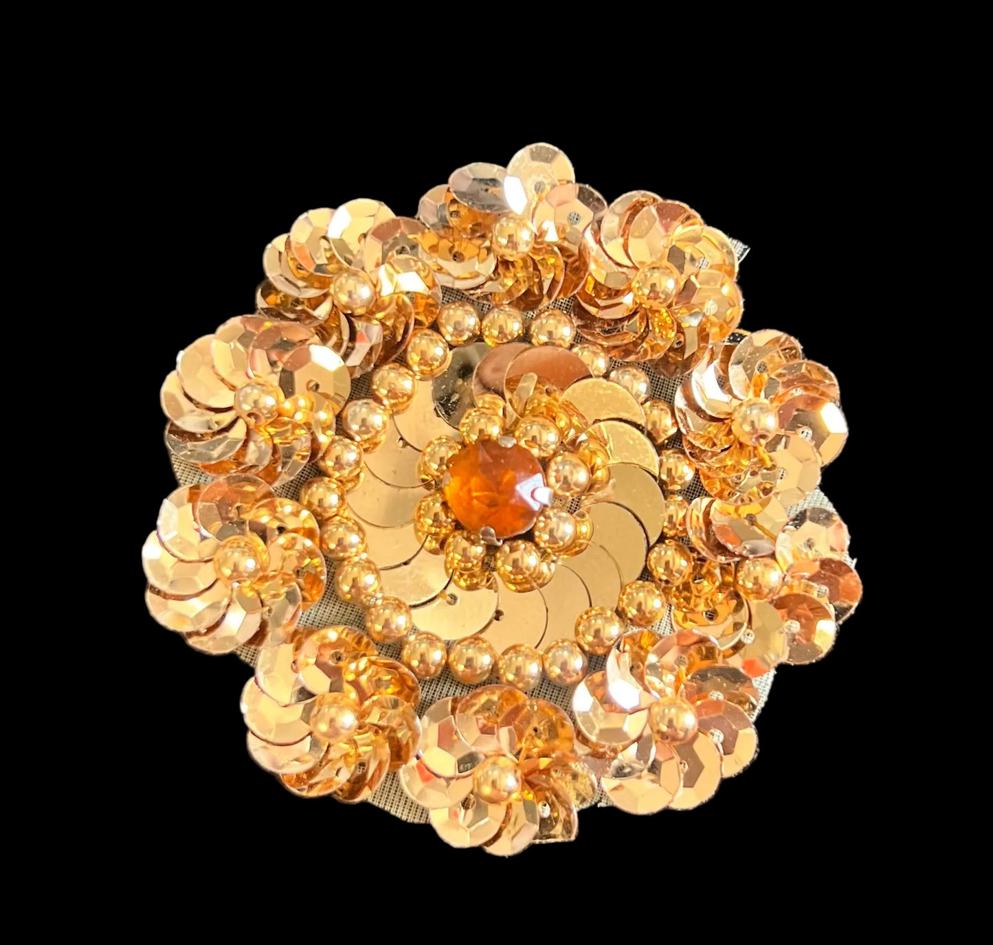 Flor dorada con lentejuelas en relieve y diamantes de imitación dorados de 2.25"
