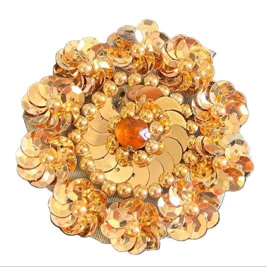 Flor dorada con lentejuelas en relieve y diamantes de imitación dorados de 2.25"