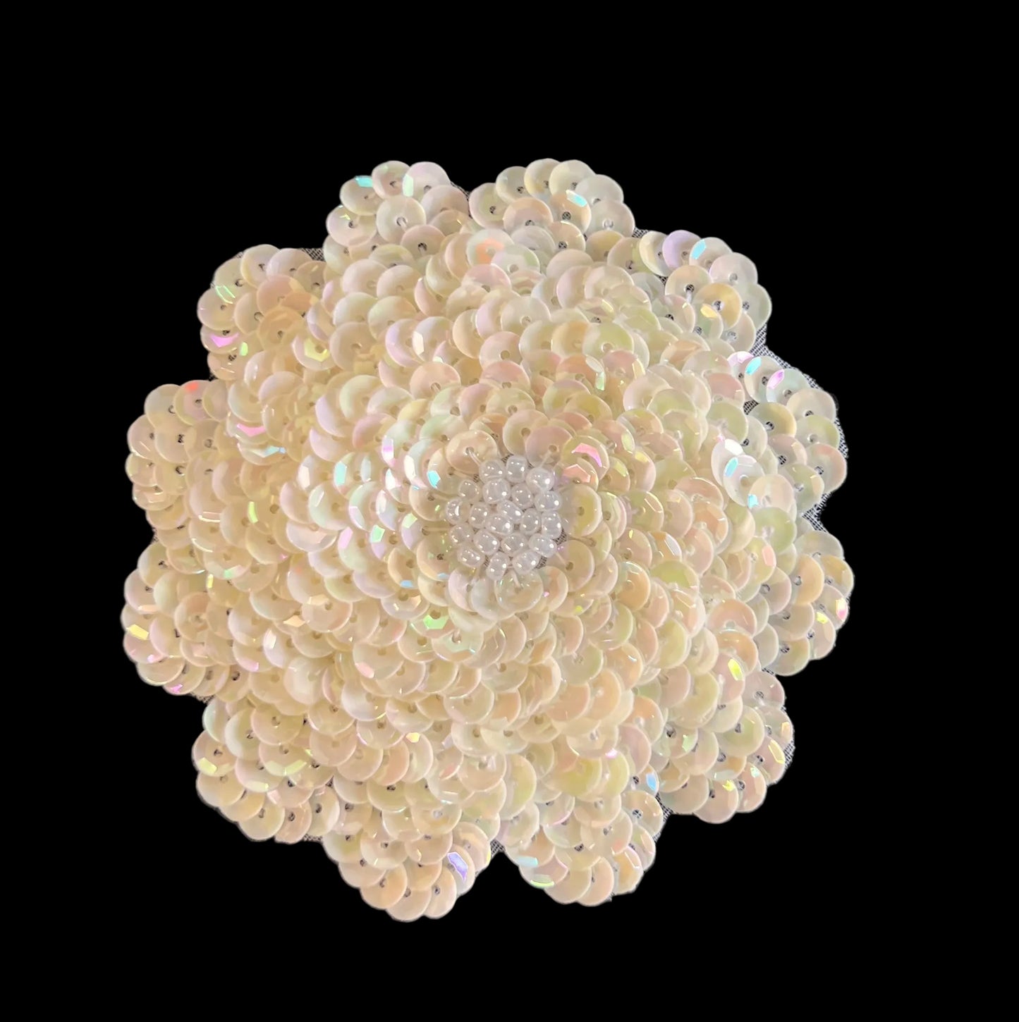 Flor con tres capas de lentejuelas blancas, abalorios y perlas de 3" x 3"