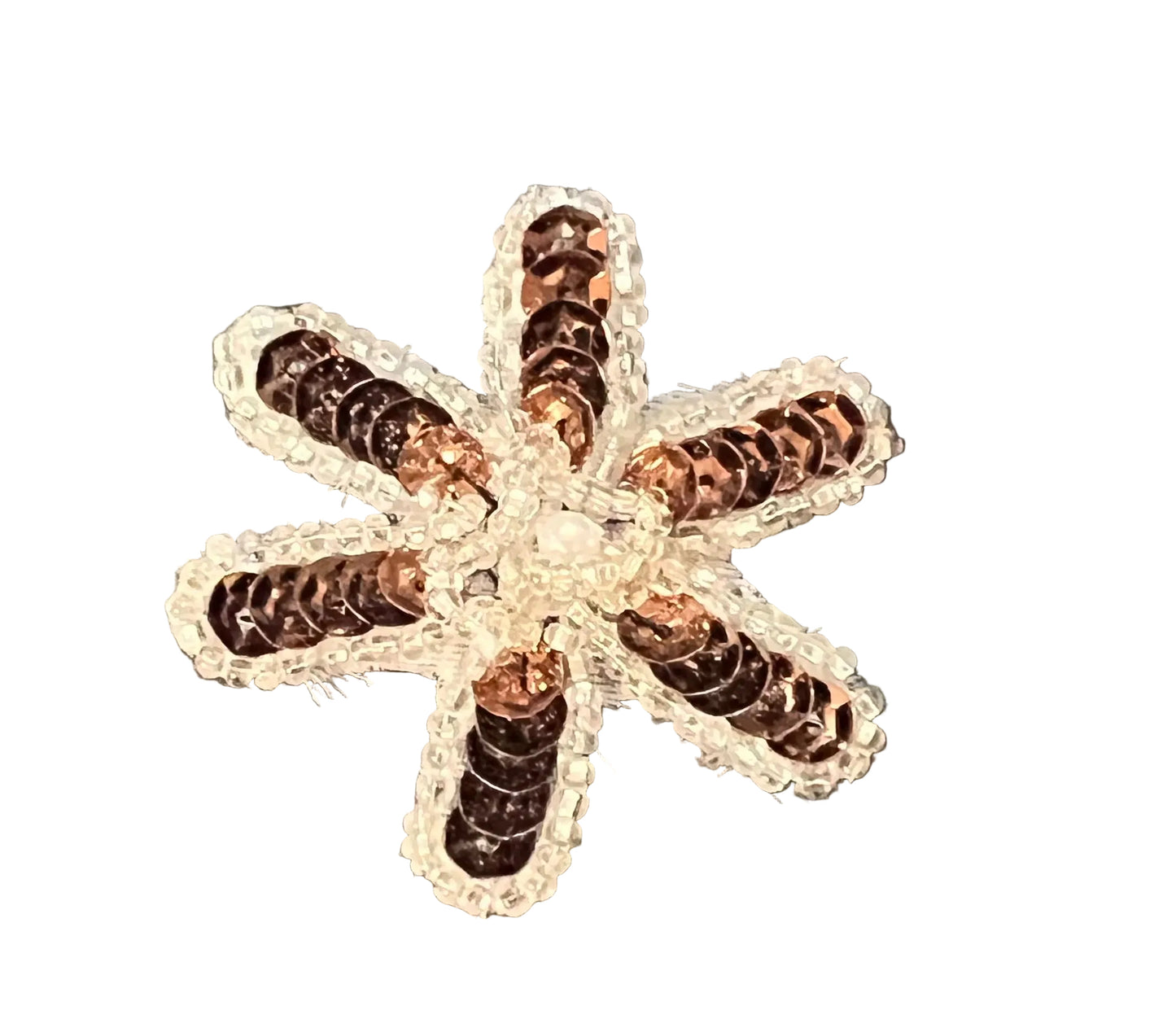 Flor con seis pétalos, lentejuelas de bronce y cuentas plateadas con centro de perla de 2"