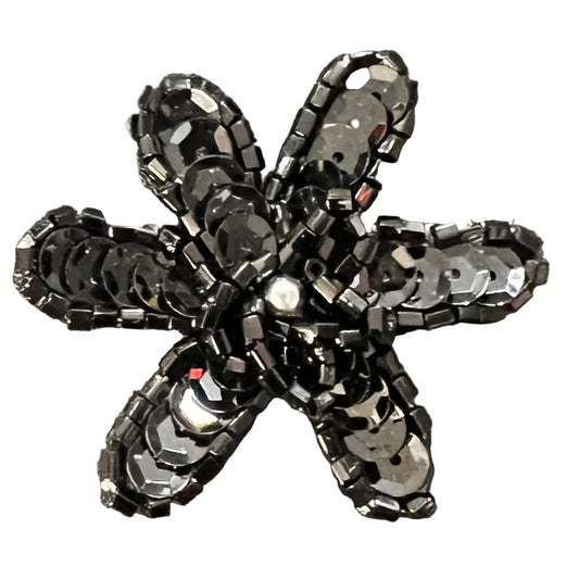 Flor con lentejuelas y cuentas negras de 2"