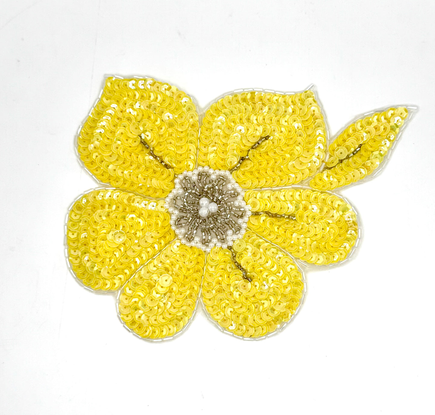 Flor con lentejuelas amarillas y cuentas blancas con centro de perla de 7.25” x 5.75”