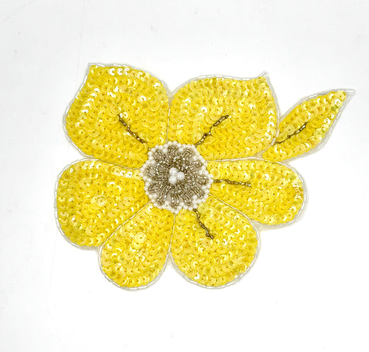 Flor con lentejuelas amarillas y cuentas blancas con centro de perla de 7.25” x 5.75”
