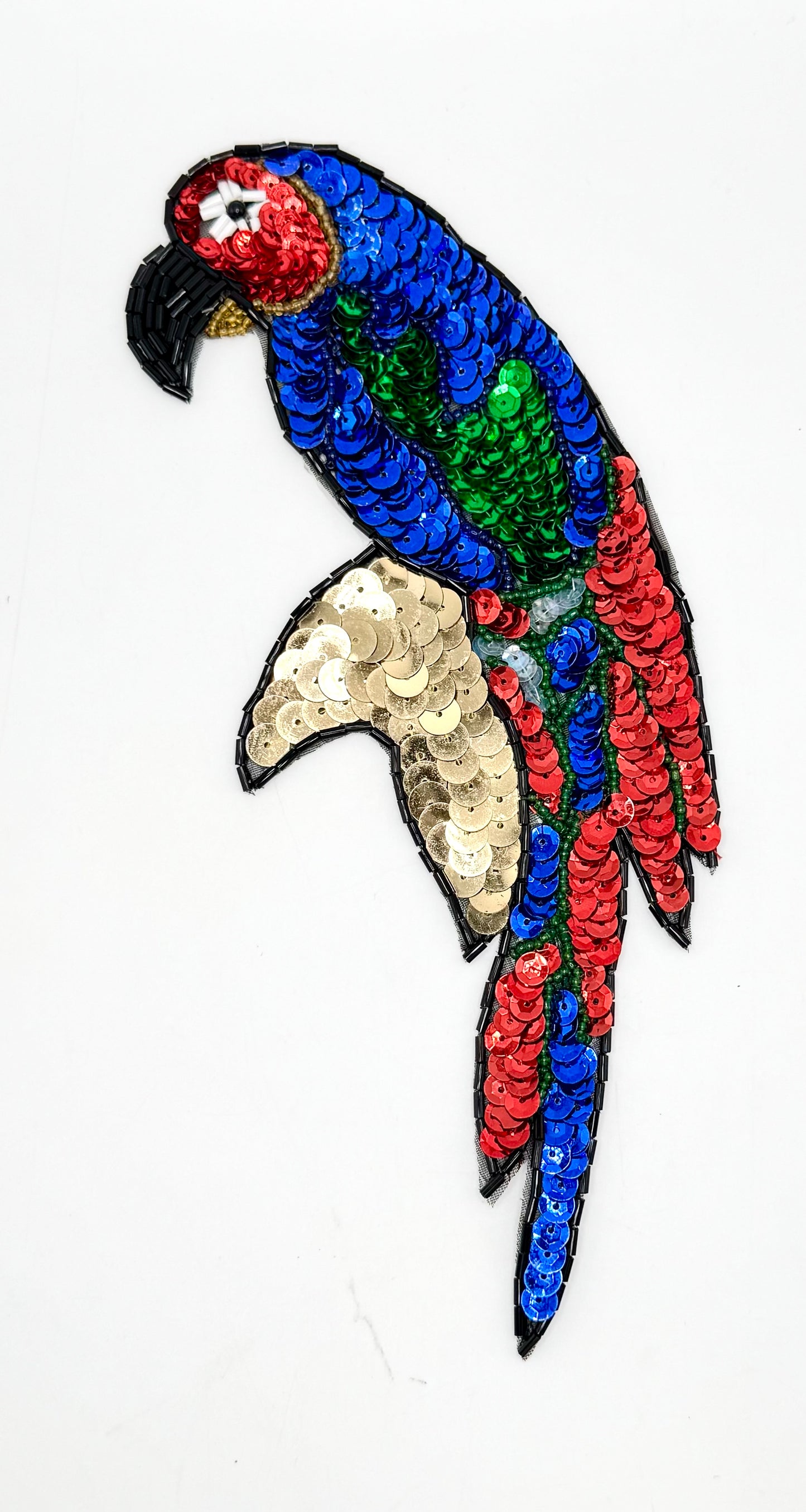 Loro posado en una rama - Lentejuelas multicolores y cuentas de vidrio 9" X 3.5"