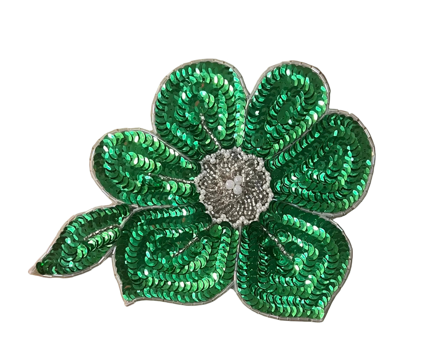 Flor con lentejuelas verdes y abalorios y perlas plateadas y blancas 18 x 15 cm