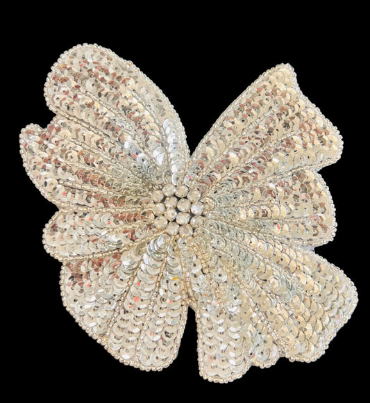 Aplicación de flor con lentejuelas plateadas, cuentas y diamantes de imitación 4.75" x 5.5"