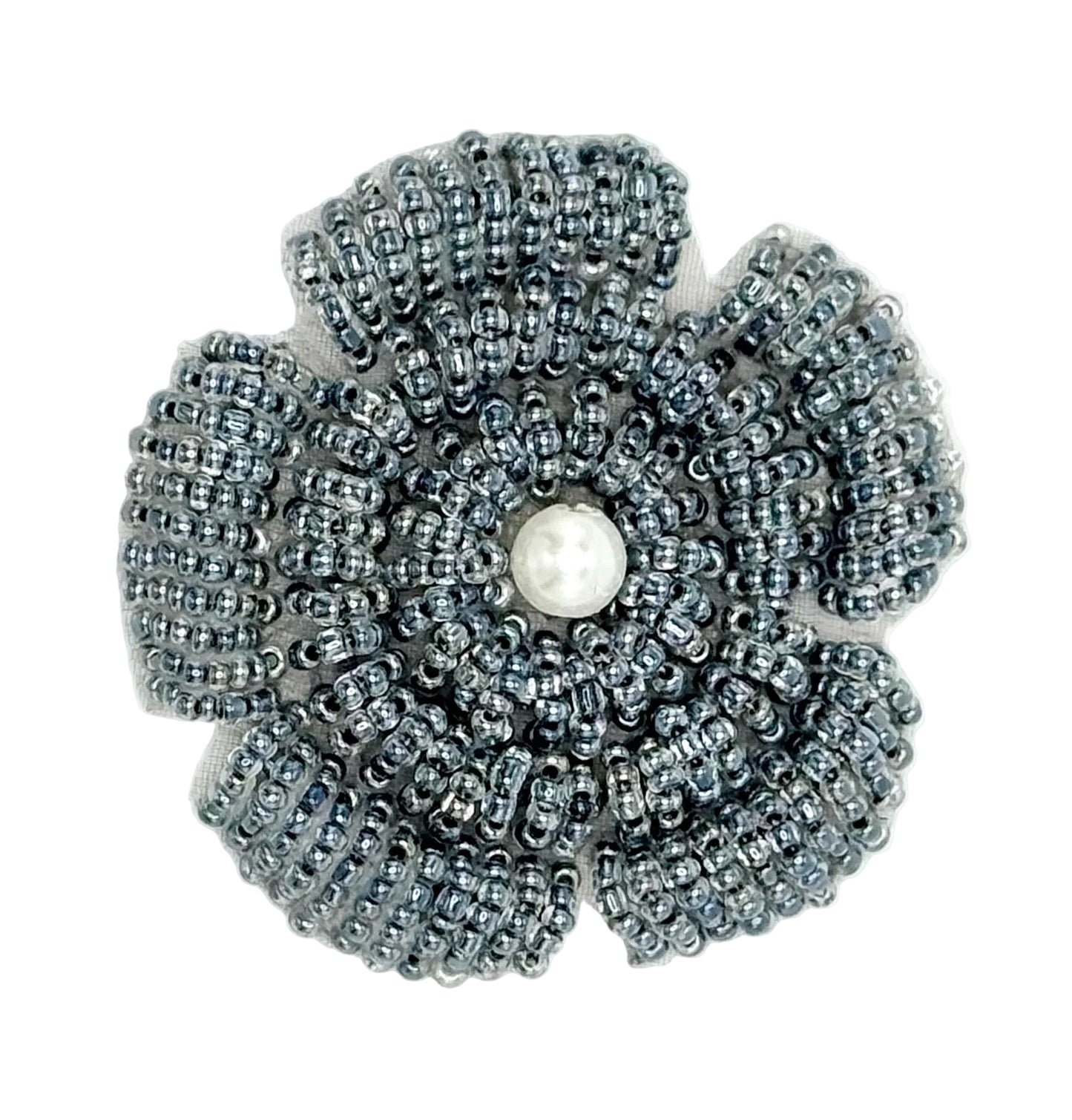 Flor con cuentas grises y perla central blanca de 2.25"