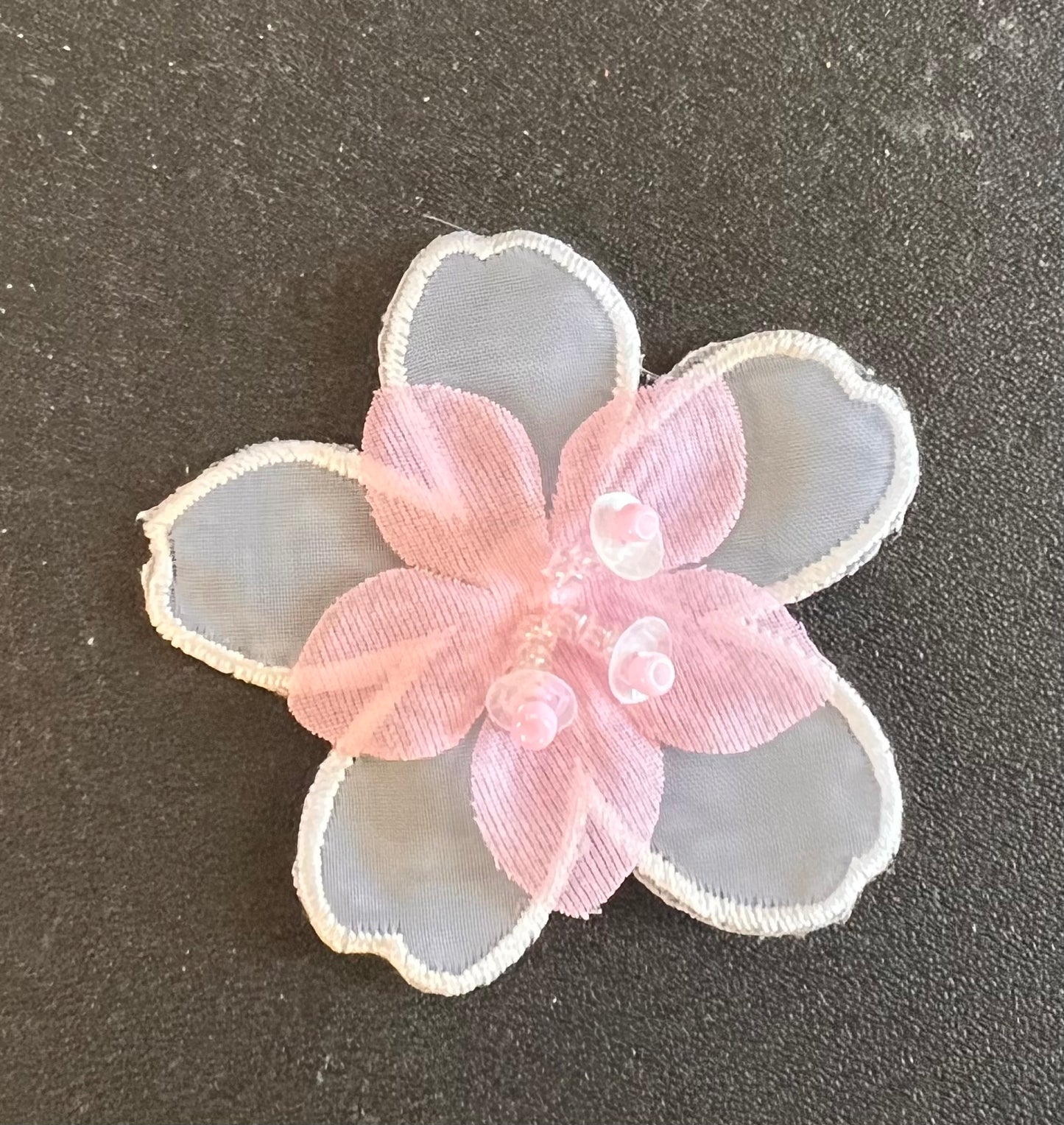 FLOR DE GASA ROSA Y BLANCA CON LENTEJUELAS 2.5"