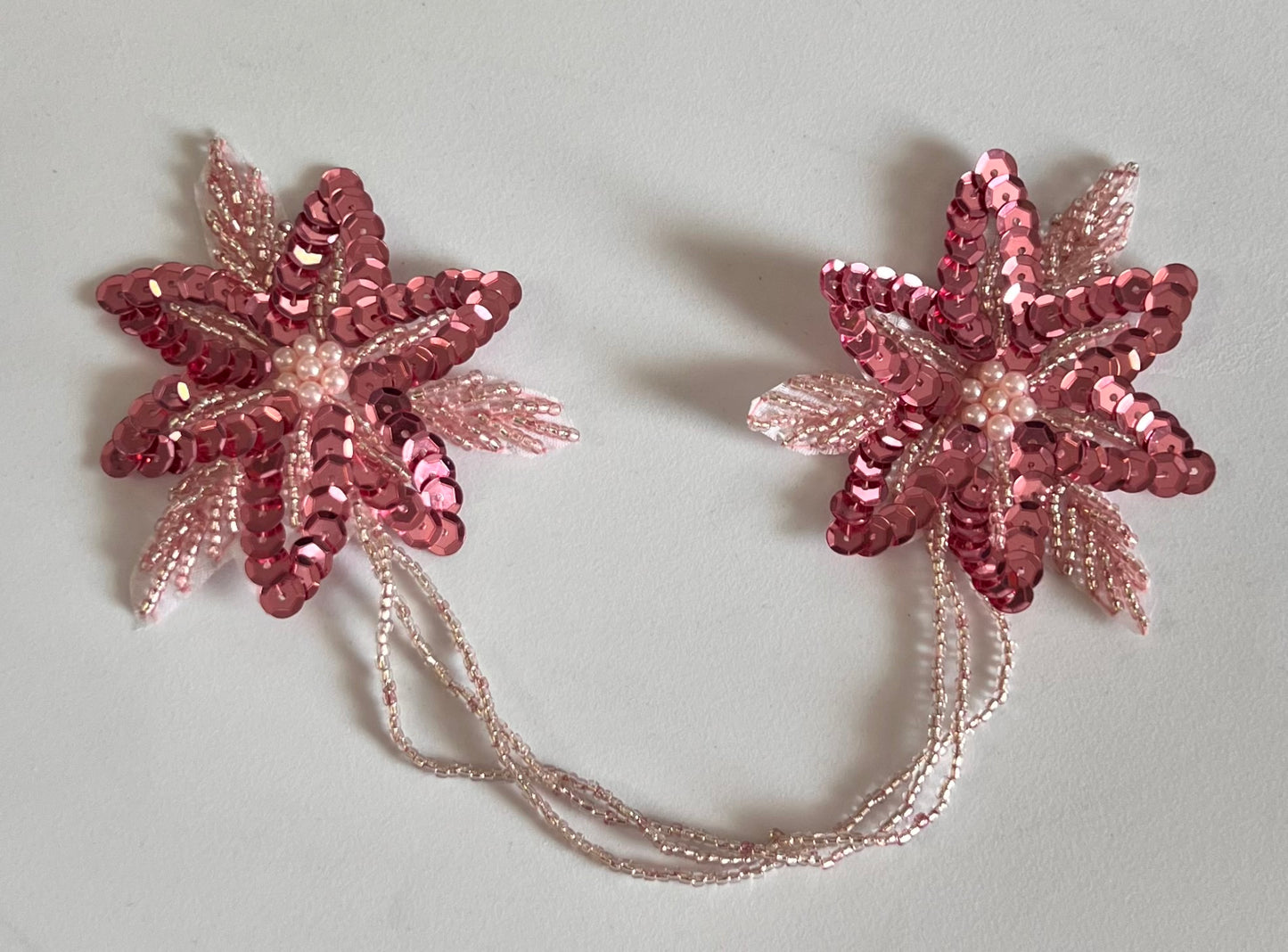 Par de flores unidas por cuentas, lentejuelas rosas de 7,6 cm