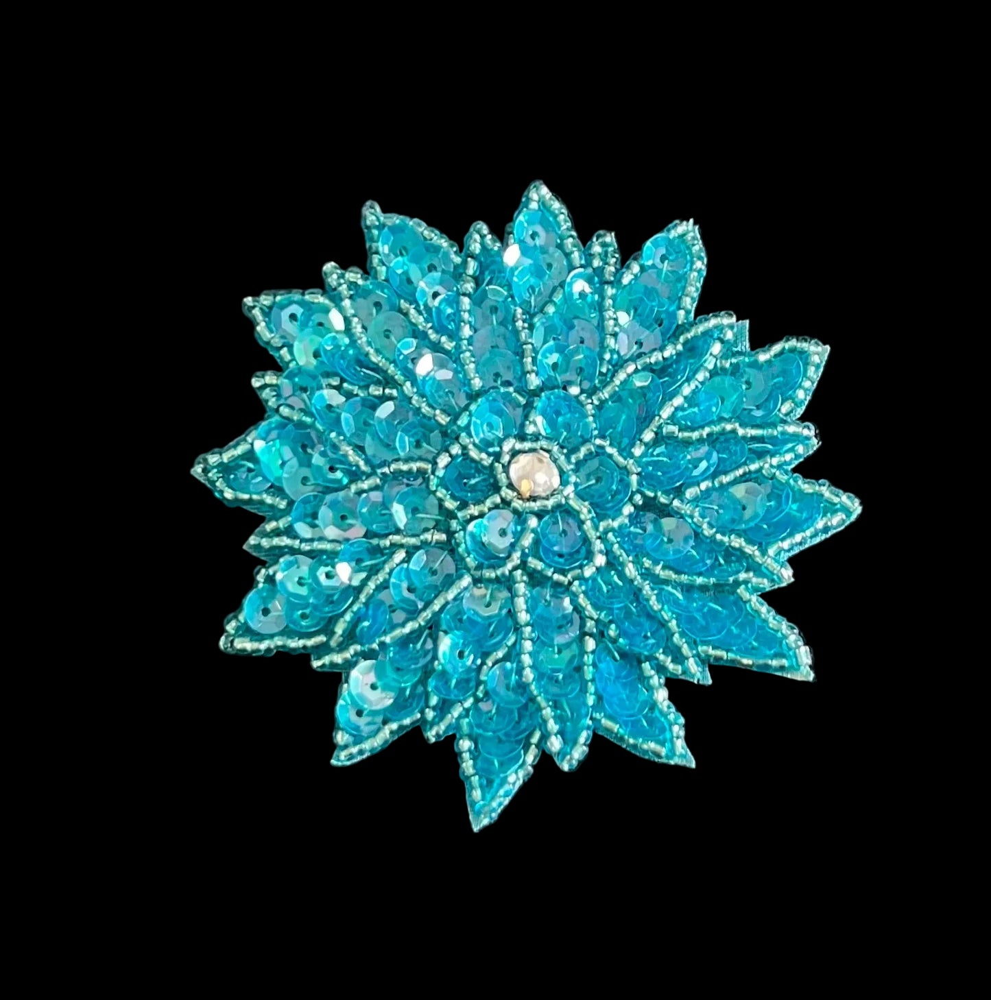 Flor con lentejuelas y cuentas turquesa y pedrería de 3" x 3"