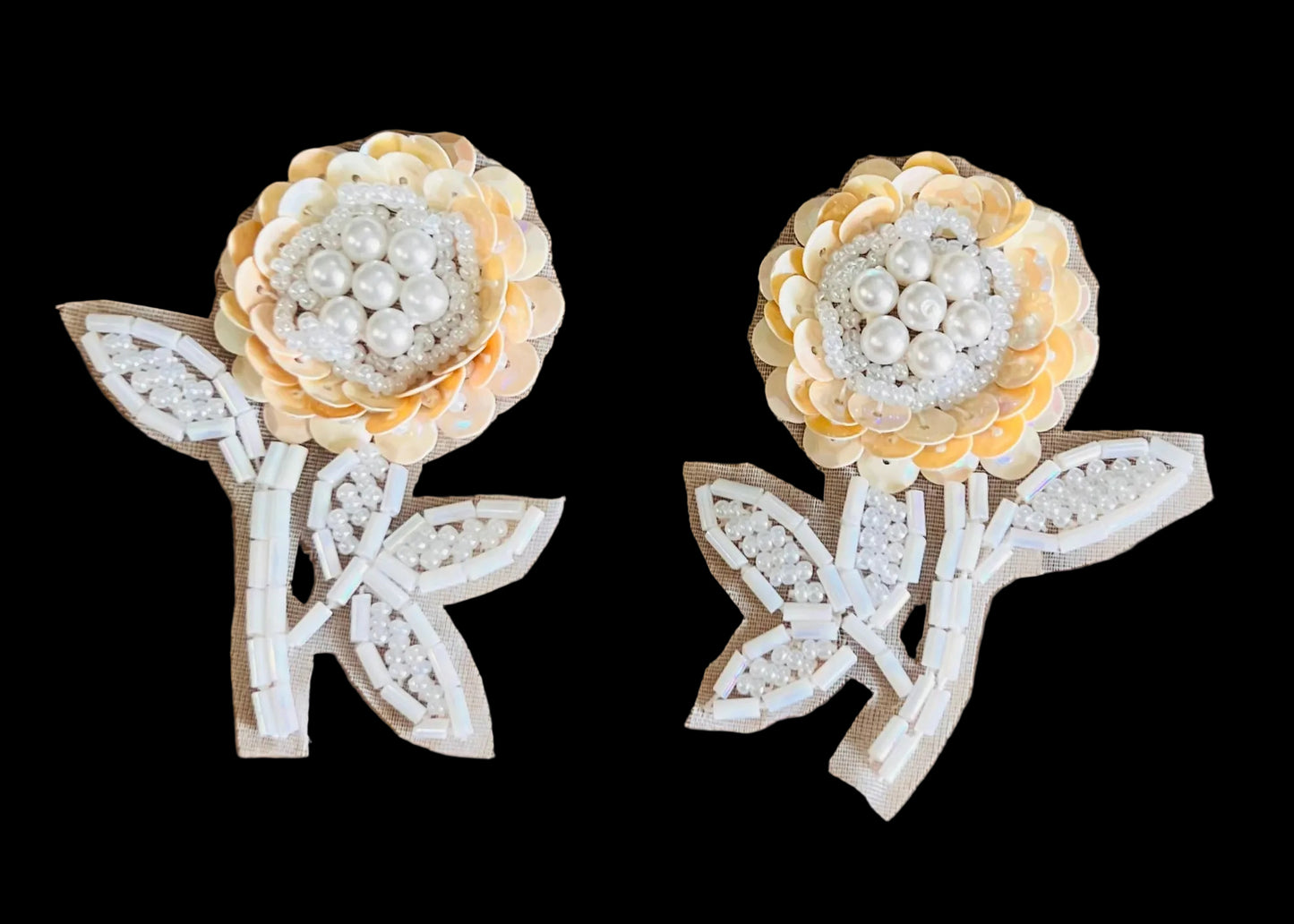 Lentejuelas Crema Flor con Cuentas Blancas y Perlas 6.35 cm x 5.08 cm