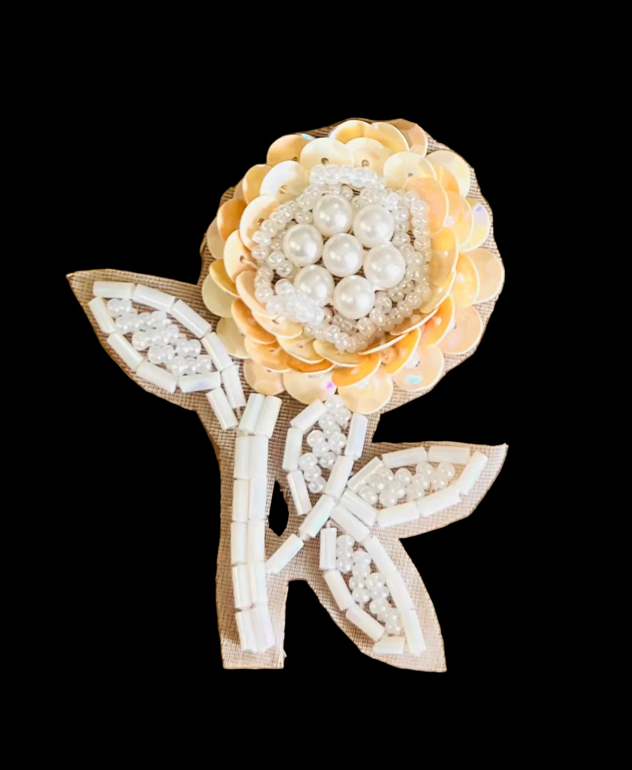 Lentejuelas Crema Flor con Cuentas Blancas y Perlas 6.35 cm x 5.08 cm
