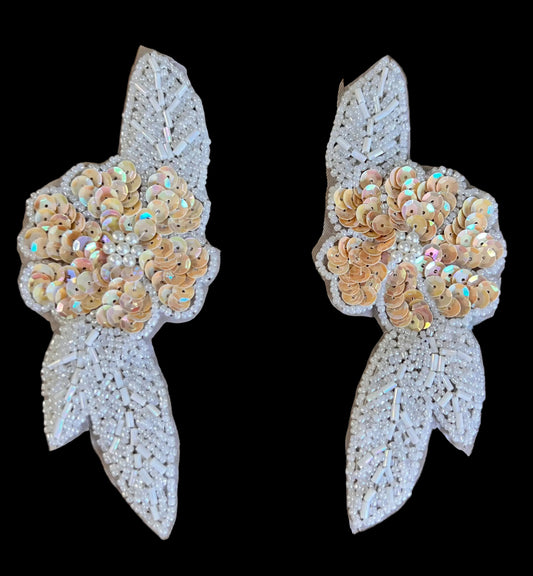 Flor con cuentas blancas y lentejuelas beige 6" x 2"