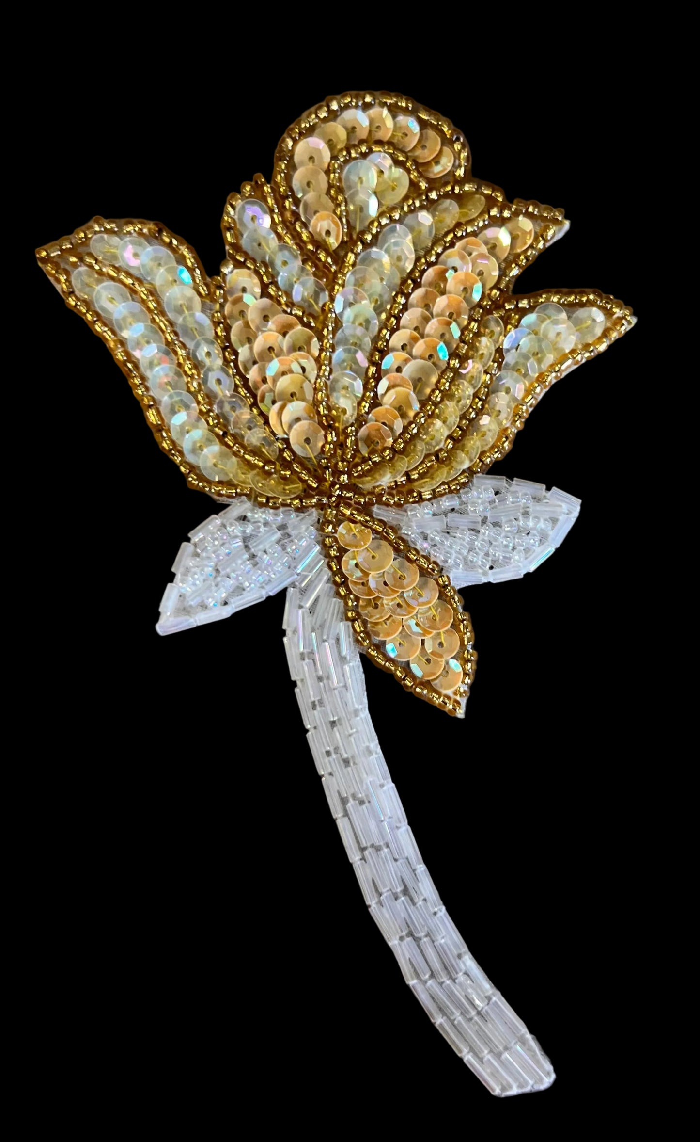 Flor con lentejuelas y abalorios plateados, dorados y blancos 6.5" x 3.5"