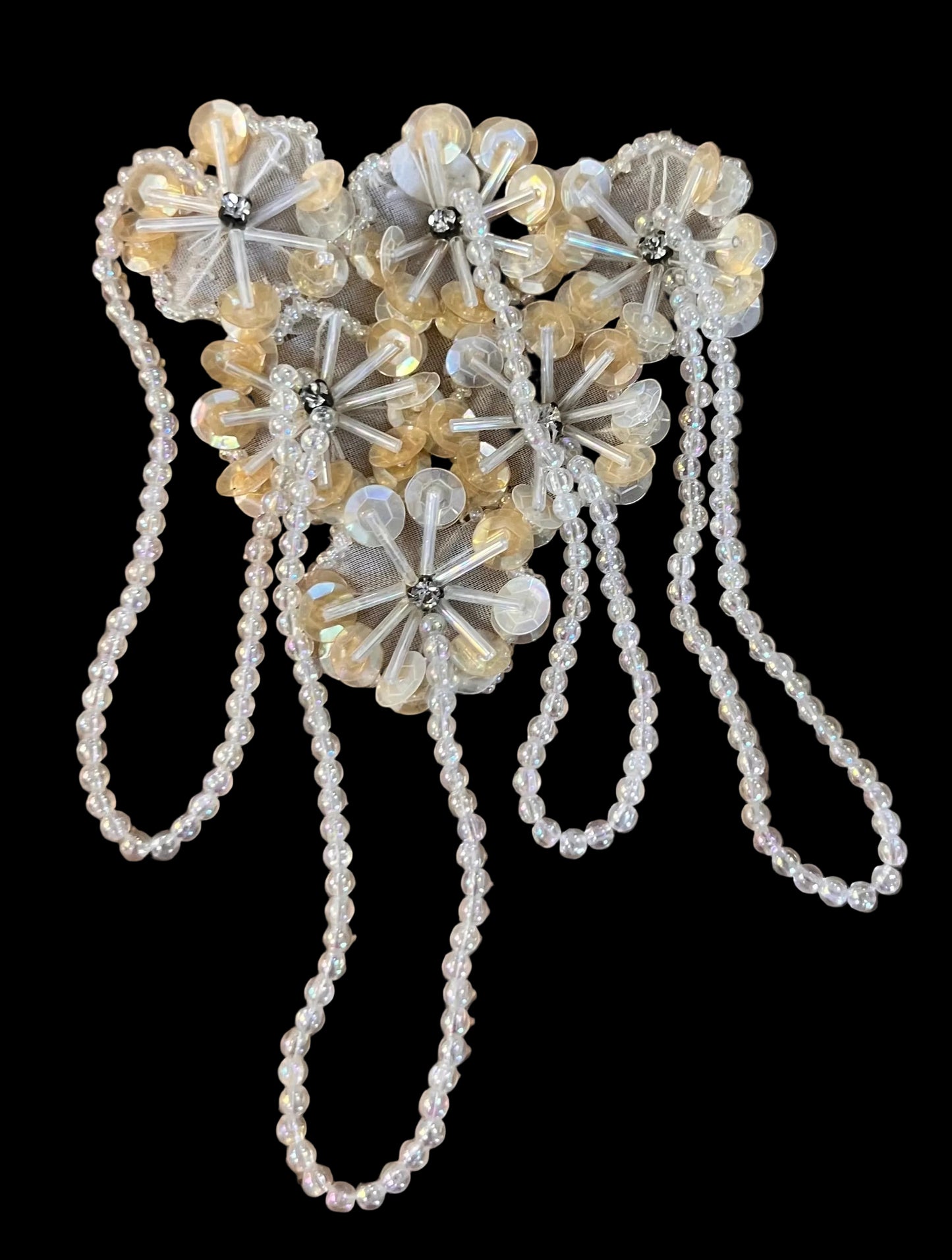 Hombrera floral con cuentas iridiscentes y diamantes de imitación 7" x 4"