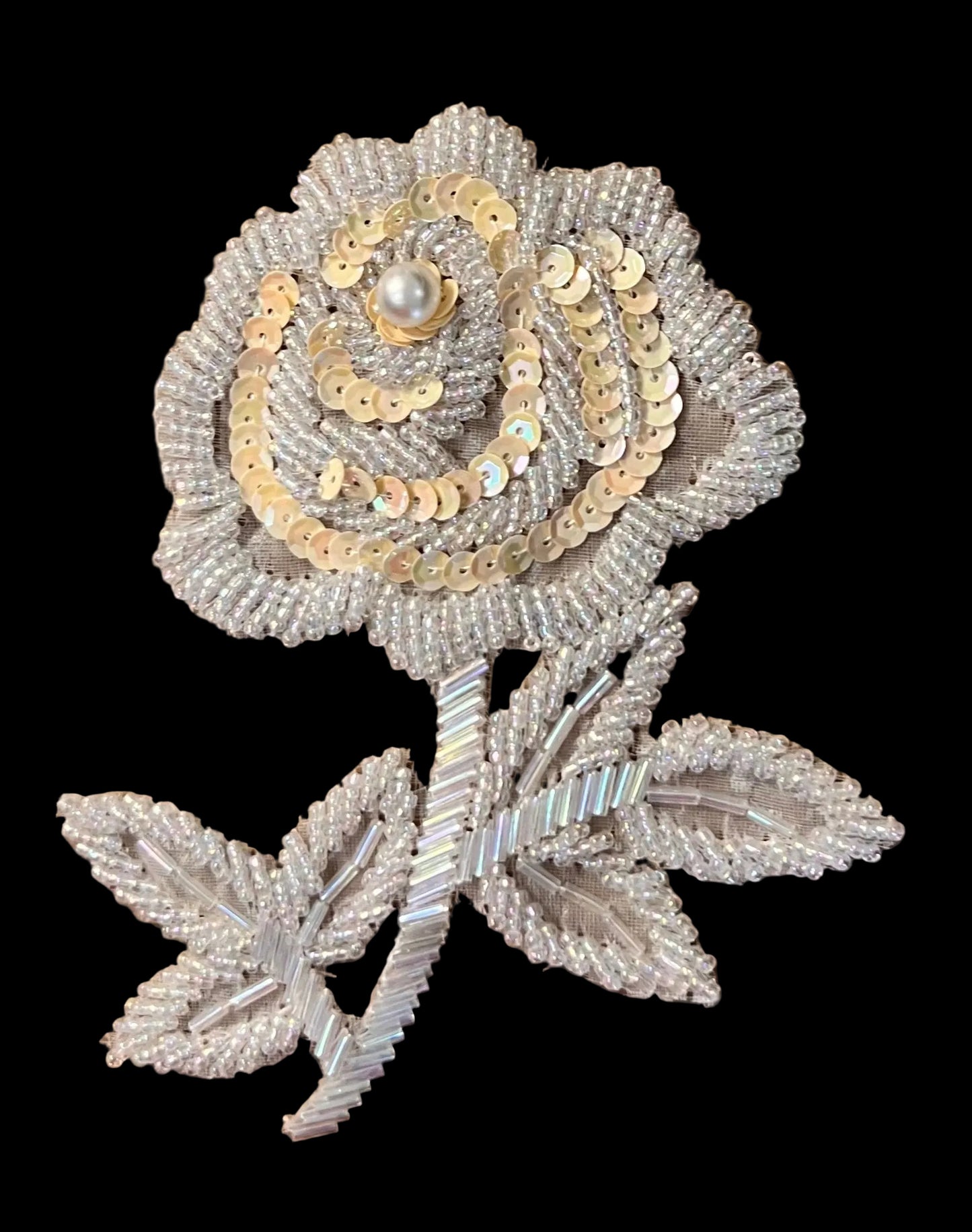 Flor con abalorios iridiscentes y lentejuelas crema 5" x 4"