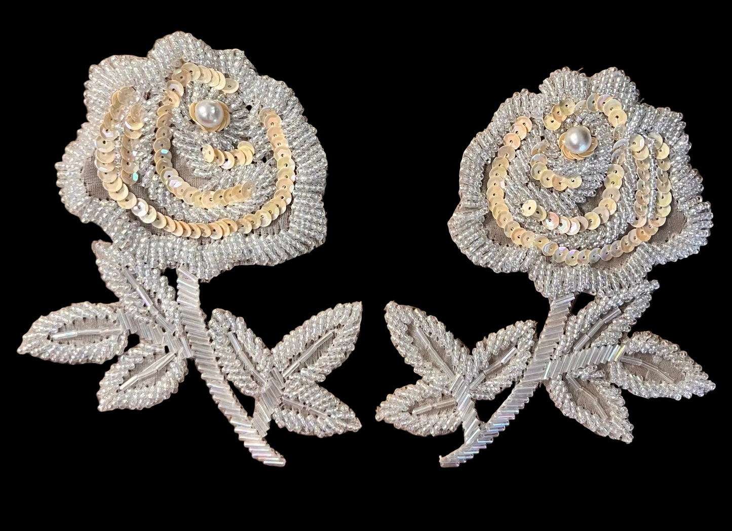 Flor con abalorios iridiscentes y lentejuelas crema 5" x 4"